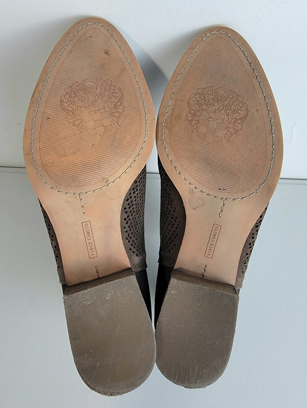 Vince Camuto Celena Brown Laser-Cut Nubuck Chelsea Ankle Boots Booties Sz 9 M - Picture 8 of 9